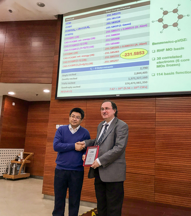 Professor Yiqin Gao is handing the Xingda Lectureship plaque to Professor Piecuch.